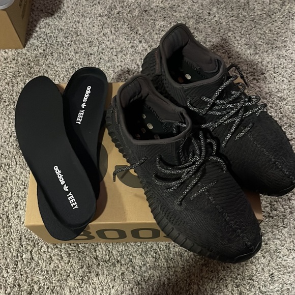 VNDS YEEZY SIZE 12 BLACK - Picture 2 of 6
